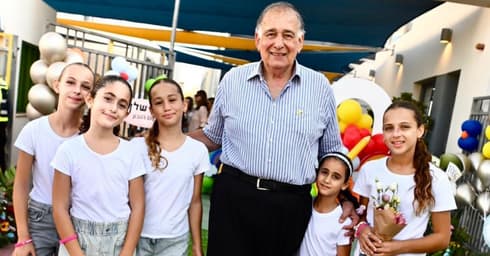 יונה יהב עם תלמידי שנת תשפ"ו (צילום: ראובן כהן עיריית חיפה) יונה יהב עם תלמידי שנת תשפ"ו