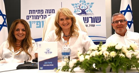 מנהלת מחוז חיפה סיגל כהן בחדר מצב משרד החינוך (צילום: אמיר ארבל) מנהלת המחוז סיגל כהן בחדר מצב משרד החינוך