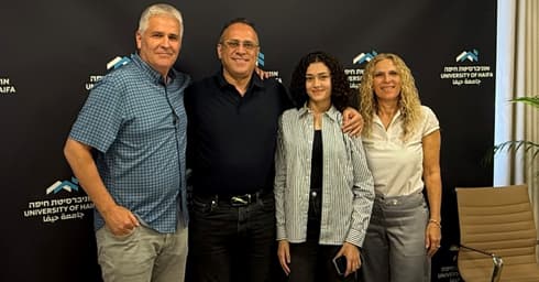 פרופ' בתיה אנגל יגר - דיקנית הסטודנטים, רזאן חטיב, רג'א חטיב, ופרופ' גור אלרואי (צילום: רותם ברקן) פרופ' בתיה אנגל יגר - דיקנית הסטודנטים, רזאן חטיב, רג'א חטיב, ופרופ' גור אלרואי