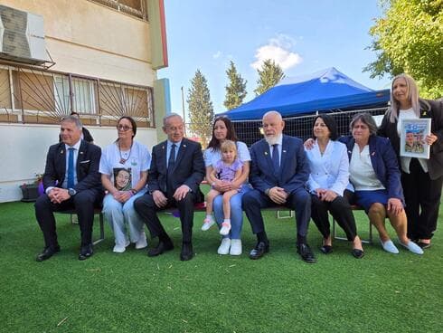 נתניהו לצד אמו של סמ"ר איליה סנקין ז"ל (צילום: דוברות עיריית נוף הגליל) נתניהו עם אמו של סמ"ר איליה סנקין ז"ל