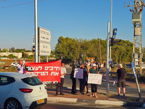 הפגנה נגד תחנת הכוח קסם בכניסה לגבעת השלושה