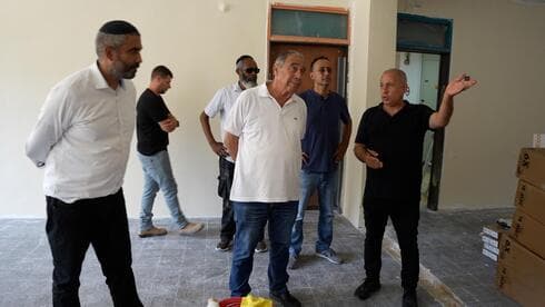 ראש עיריית נס ציונה בוחן את השיפוצים בבית הספר