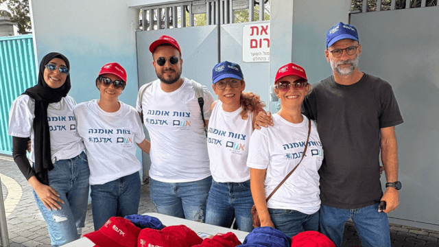 צוות משפחות אומנה (צילום: אדנמ-אדם ) צוות משפחות אומנה