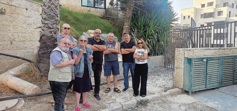 פעילי ציבור בכניסה לשביל נגדו הם נאבקים