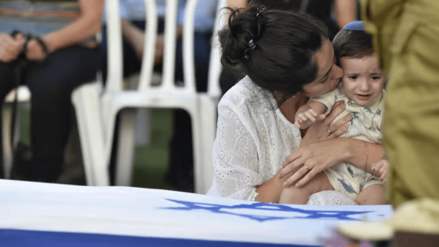 האלמנה ברברה לובלינר ובנה ליאור בן התשעה חודשים (צילום: שרון צור) הלווייתו של רס"ל אריאל לובלינר