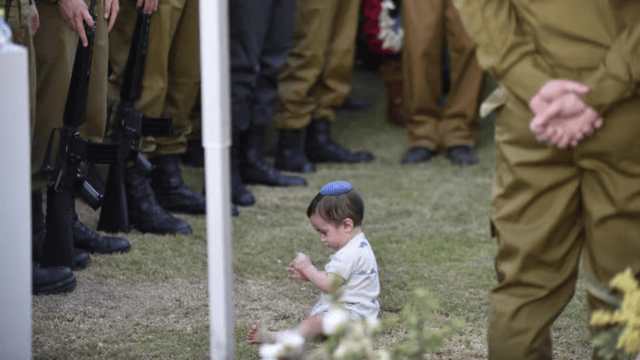 בנו של רס"ל לובלינר ליד קברו (צילום: שרון צור) הלווייתו של רס"ל אריאל לובלינר