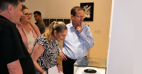 הנשיא הרצוג ורעייתו בתערוכת פרופ' בלו סימיון פיינרו (צילום: פרטי) הנשיא הרצוג ורעייתו בתערוכת פרופ' בלו סימיון פיינרו