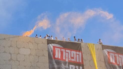 מפגינים התבצרו על גג הספריה הלאומית בירושלים מפגינים התבצרו על גג הספריה הלאומית בירושלים