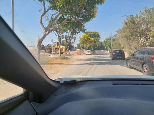 "טרקטורים ומשאיות נכנסים לשיכון השקט"