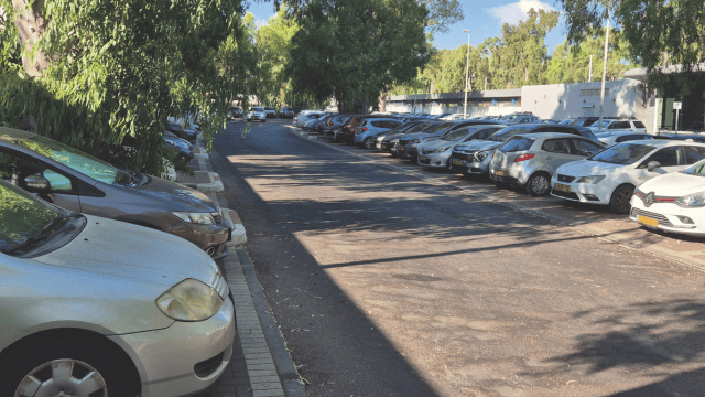 החניון הדרומי יהיה לטווח קצר. הרכבת בקרית מוצקין (צילום: א. יניר) החניון הדרומי יהיה לטווח קצר. הרכבת בקרית מוצקין