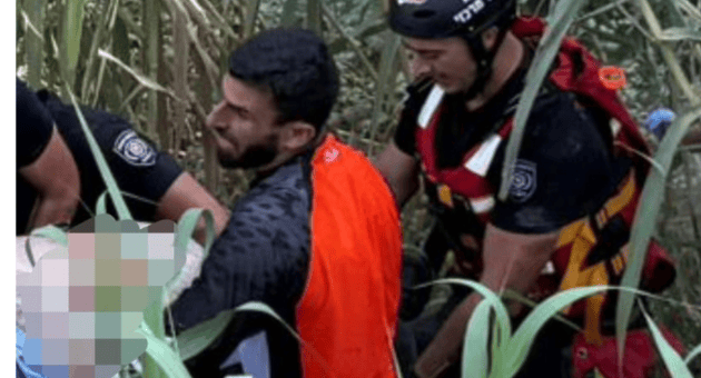 חילוץ הרוכבים מהירדן (צילום: כב"ה צפון) תאונת דרכים בכביש 918