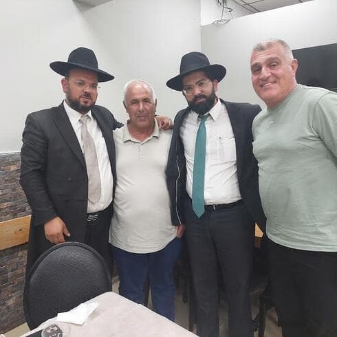 מיכה סילקו וציון גבאי עם הרב אלירם דדון והרב צחיאל וקנין (צילום: טליה בן סבו) עמותת החסד סל"ע