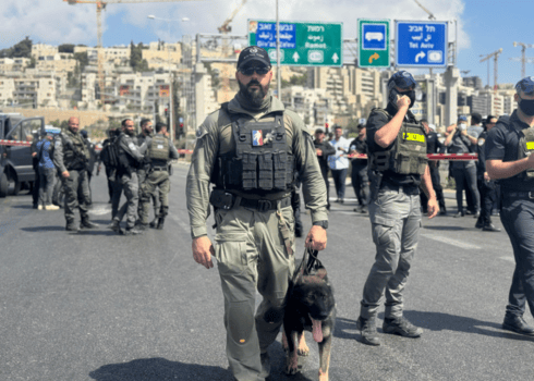 כוחות המשטרה בזירת הפיגוע בירושלים (צילום: דוברות המשטרה) כוחות המשטרה בזירת הפיגוע בירושלים