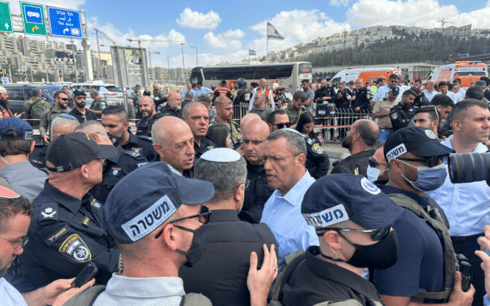 ראש העיר משה ליאון בזירת הפיגוע בירושלים (צילום: דוברות העירייה) ראש העיר משה ליאון בזירת הפיגוע בירושלים
