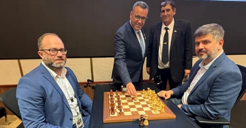 צביקה ברקאי וראש העיר ירושלים בתחרות ארגון השחמט (צילום: פרטי) צביקה ברקאי וראש העיר ירושלים בתחרות ארגון השחמט