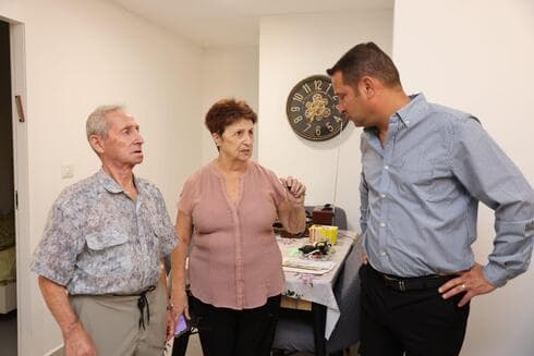 קינסטליך עם אלה וגנדי גינזבורג, שהתגוררו ברמת אליהו ועברו לדירתם החדשה