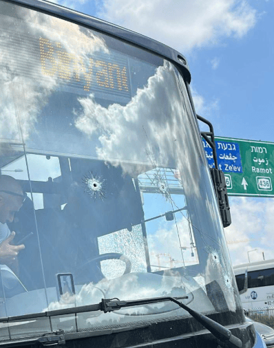 האוטובוס בזירת הפיגוע בירושלים (צילום: דוברות מד"א) זירת הפיגוע בירושלים