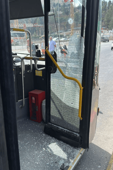 תוצאות הירי. זירת הפיגוע בירושלים (צילום: דוברות מד"א) זירת הפיגוע בירושלים