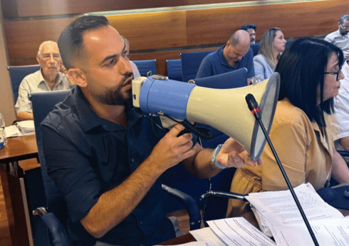 עמירם בן זקן והמגפון (צילום: פרטי) עמירם בן זקן והמגפון