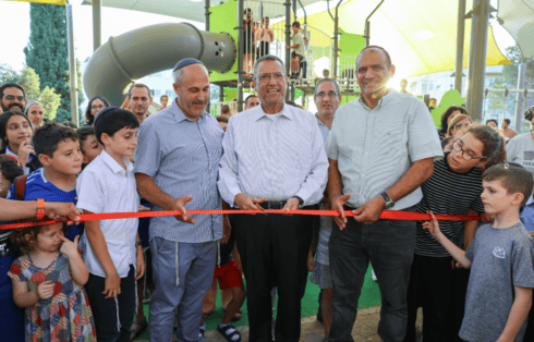 טקס חנוכת גן מכוור עם ראש העיר ליאון (צילום: ארנון בוסאני) טקס חנוכת גן מכוור עם ראש העיר ליאון