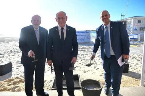 נתניהו והשגריר מייק האקבי בחנוכת טיילת בבת ים על שם טראמפ 