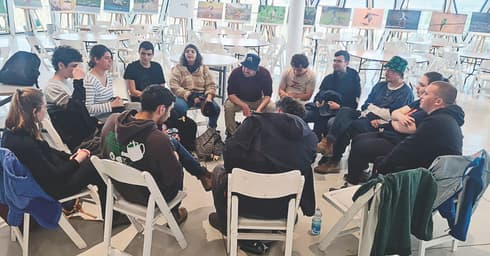 מתרגלים עצמאות. מפגש חברים במכינה (צילום: פרטי) מתרגלים עצמאות. מפגש חברים במכינה