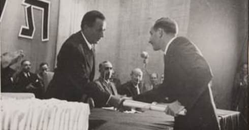 אליעזר מישקין (מימין) לוחץ יד עם ראש עיריית חיפה, אבא חושי, בעת קבלת התעודה. עבודת הדוקטורט הראשונה בטכניון (צילום: הארכיון ההיסטורי ע"ש נסיהו) מישקין (מימין) לוחץ יד עם ראש עיריית חיפה, אבא חושי, בעת קבלת התעודה. עבודת הדוקטורט הראשונה בטכניון