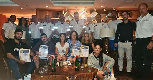 המפגש של דלית עם אנשי מלון יערות הכרמל, מד"א והחברות (צילום: מד"א) המפגש של דלית עם אנשי מלון יערות הכרמל, מד"א והחברות
