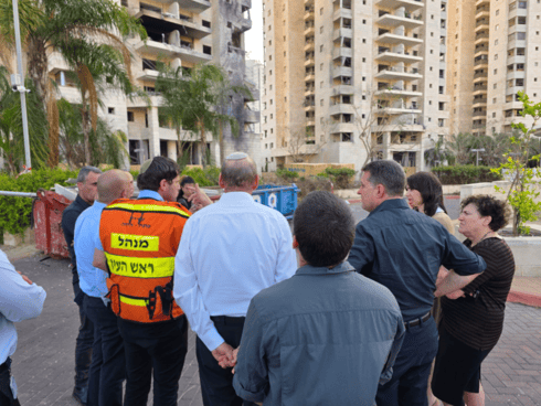 סיור מבקר המדינה בזירת פגיעת הטיל בפתח תקוה