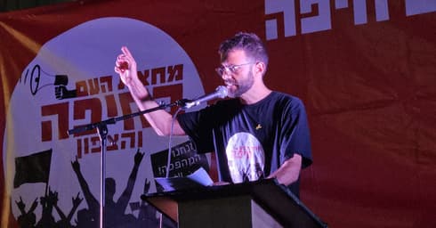 ד"ר ניר ברק בעצרת מחאה בחורב (צילום: מחאת העם חיפה) ד"ר ניר ברק בעצרת מחאה בחורב