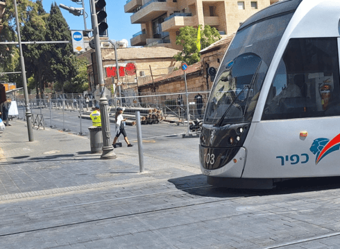 רחוב שטראוס חסום (צילום: אבישג זוהר) רחוב שטראוס חסום