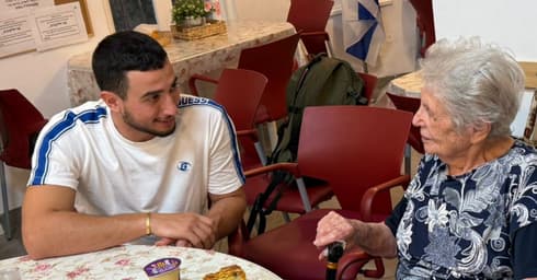 ניצולי שואה וניצולי הנובה במפגש שכולו נתינה (צילום: עמותת יד עזר לחבר) ניצולי שואה וניצולי הנובה במפגש שכולו נתינה