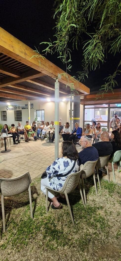 מפגש עם הורים שכולים (צילום: עיריית נתניה) מפגש עם הורים שכולים