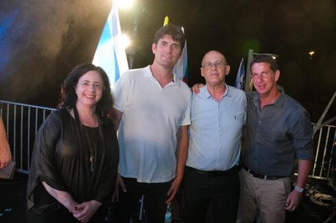 מימין: ראש העיר יריב פישר, מנהל 'מפתן ארז', אמתי ליפסמה, ראש מינהל חינוך וערכים, אדר ארד, ומשנה לראש העיר מחזיקת תיק החינוך, גלילה יבין