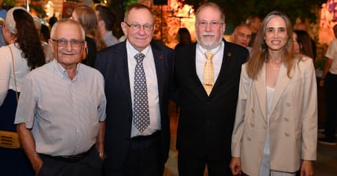 4 דורות למנהלי רמב"ם: ד"ר מיכל מקל, פרופ' מיקי הלברטל, פרופ' רפי ביאר, פרופ' משה רווח (צילום: רמב"ם) 4 דורות למנהלי רמב"ם: ד"ר מיכל מקל, פרופ' מיקי הלברטל, פרופ' רפי ביאר, פרופ' משה רווח