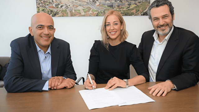 בני הזוג יחד עם יו"ר קפיטל פלטינום, רוני זוהר בני הזוג יחד עם יו"ר קפיטל פלטינום, רוני זוהר