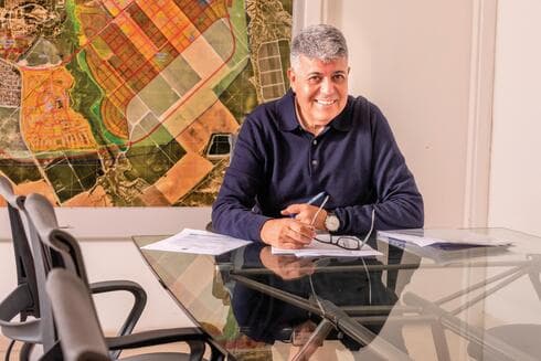 איציק דנינו, ראש העיר אופקים. "התושב ה-80,000 של העיר, כבר קנה את הדירה שלו, ואנחנו נערכים לקראת הכפלת העיר" ( צילום: רעות שמעוני ) איציק דנינו, ראש העיר אופקים. "התושב ה-80,000 של העיר, כבר קנה את הדירה שלו, ואנחנו נערכים לקראת הכפלת העיר"