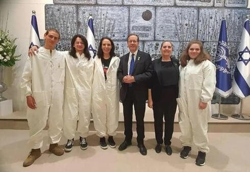 הדבוראים בבית הנשיא (צילום: עיריית אופקים) הדבוראים בבית הנשיא
