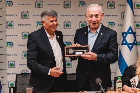 ראש הממשלה מקבל את מפתח העיר  