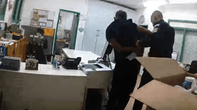 מעצר החשודים בסיוע כלב הסיור המשטרתי מעצר החשודים בסיוע כלב הסיור המשטרתי