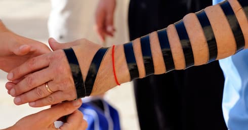 דוכן הנחת תפילין זה חוקי? אבל חזרה בשאלה לא? (צילום: canva) דוכן הנחת תפילין זה חוקי? אבל חזרה בשאלה לא?