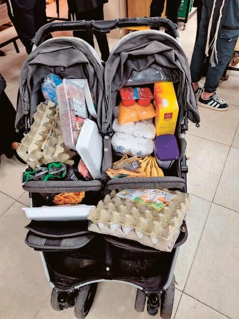 סלי מזון, בית חב"ד בקרית אתא (צילום: פרטי) סלי מזון, בית חב"ד בקרית אתא