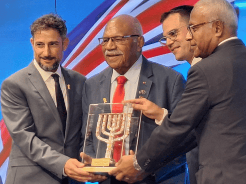 ראש ממשלת פיג'י מקבל את הפרס (צילום: אבישג זוהר) ראש ממשלת פיג'י מקבל את הפרס
