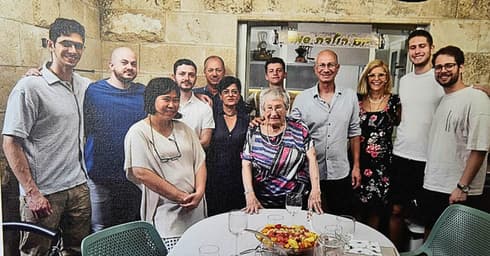 לכל אירוע משפחתי אני כותבת משהו. חנה כץ ומשפחה (צילום: שרון צור) לכל אירוע משפחתי אני כותבת משהו. חנה כץ ומשפחה