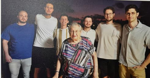 הנכד הבכור אומר שהכל בזכות השנ"צ. חנה כץ והנכדים (צילום: שרון צור) הנכד הבכור אומר שהכל בזכות השנ"צ. חנה כץ והנכדים