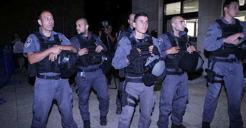 שוטרים מחוץ לבית המשפט המחוזי חיפה במשפט ג'עפר פרח (צילום: זהר שחר) שוטרים מחוץ לבית המשפט המחוזי חיפה במשפט ג'עפר פרח