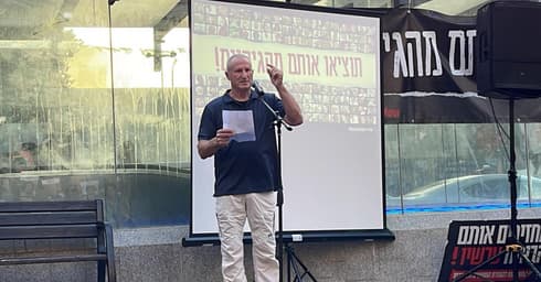 פרופ' יוסי בן ארצי בכיכר החטופים חיפה (צילום: אוניברסיטת חיפה, canva) פרופ' יוסי בן ארצי בכיכר החטופים חיפה