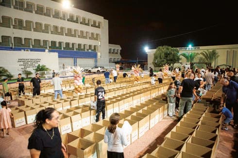 חלוקת סלי מזון למשפחות בערב החג