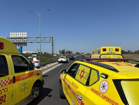 זירת התאונה בכביש 22 סמוך למחלף אתא זירת התאונה בכביש 22 סמוך למחלף אתא