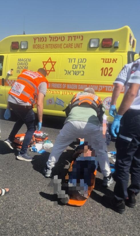 זירת התאונה בכביש 22 סמוך למחלף אתא (צילום: איחוד הצלה) זירת התאונה בכביש 22 סמוך למחלף אתא